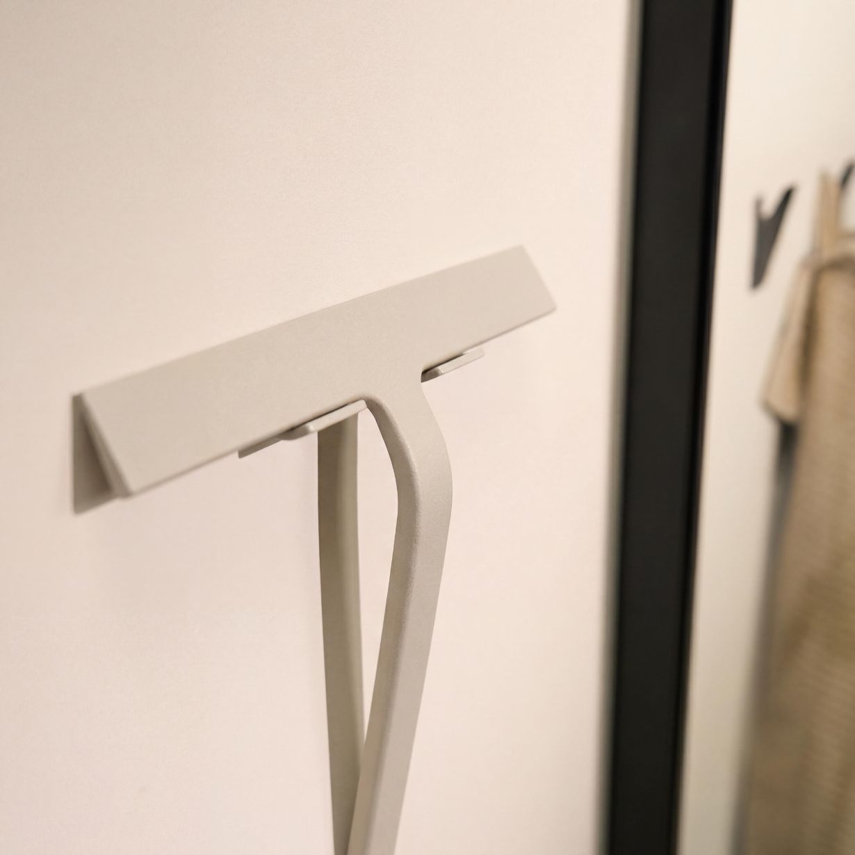 Designfabrik Hamburg Duschabzieher aus Silikon mit zwei verschiedenen Halterungen für Wand und Duschwand beige