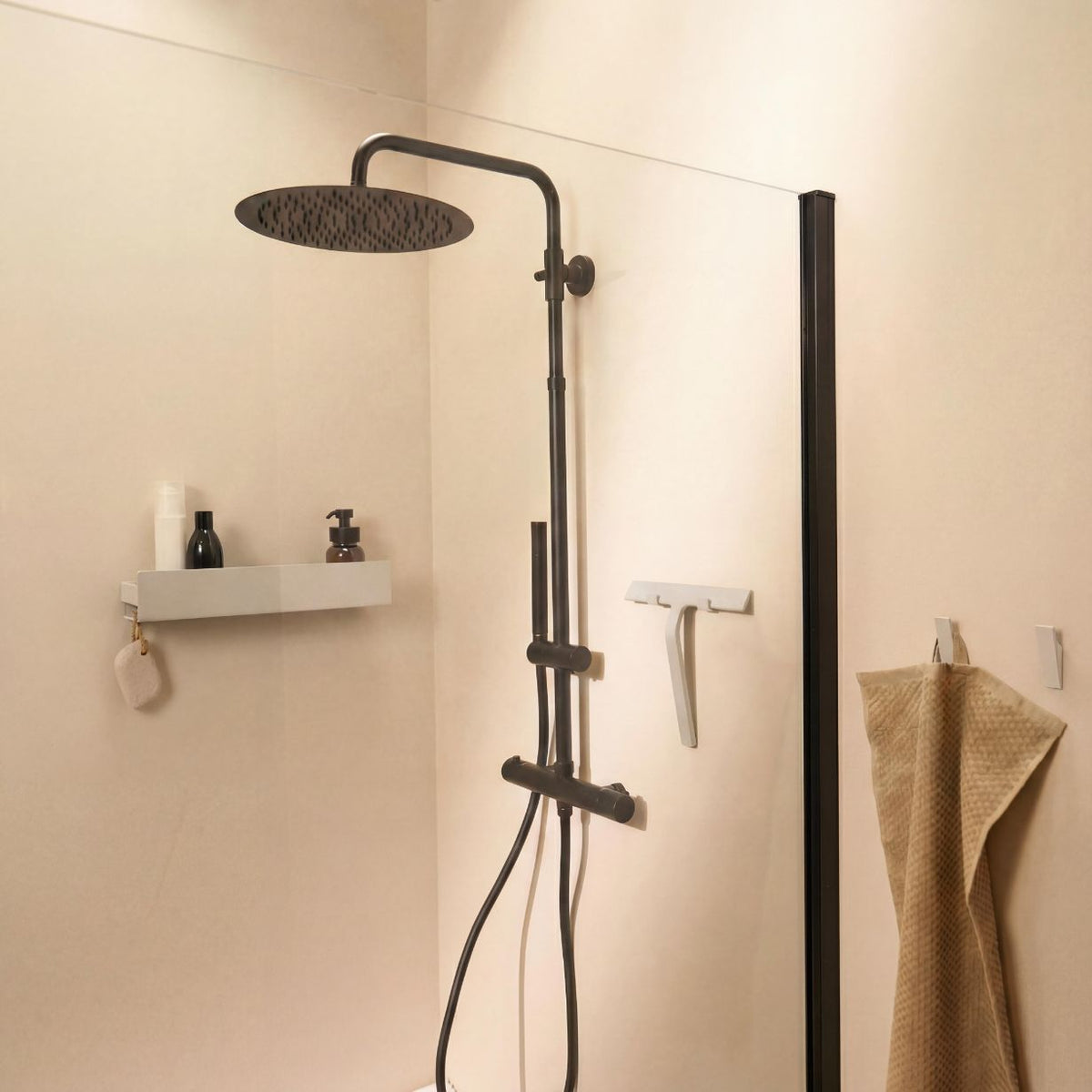 Designfabrik Hamburg Duschabzieher aus Silikon mit zwei verschiedenen Halterungen für Wand und Duschwand beige