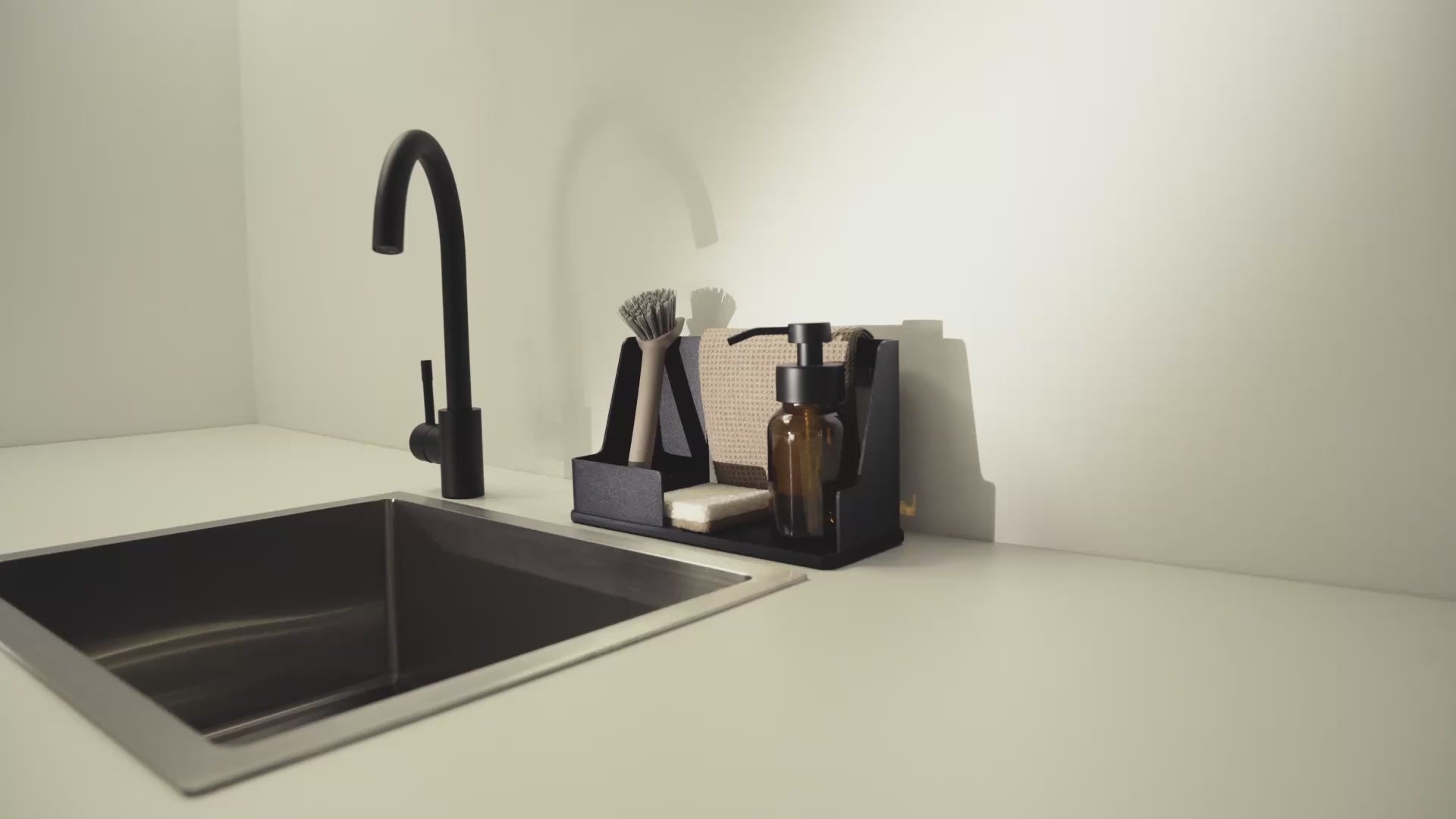 Designfabrik Hamburg Küchenorganizer Spülcaddy aus Metall mit abnehmbarem Silikonfuß als Abtropfmatte