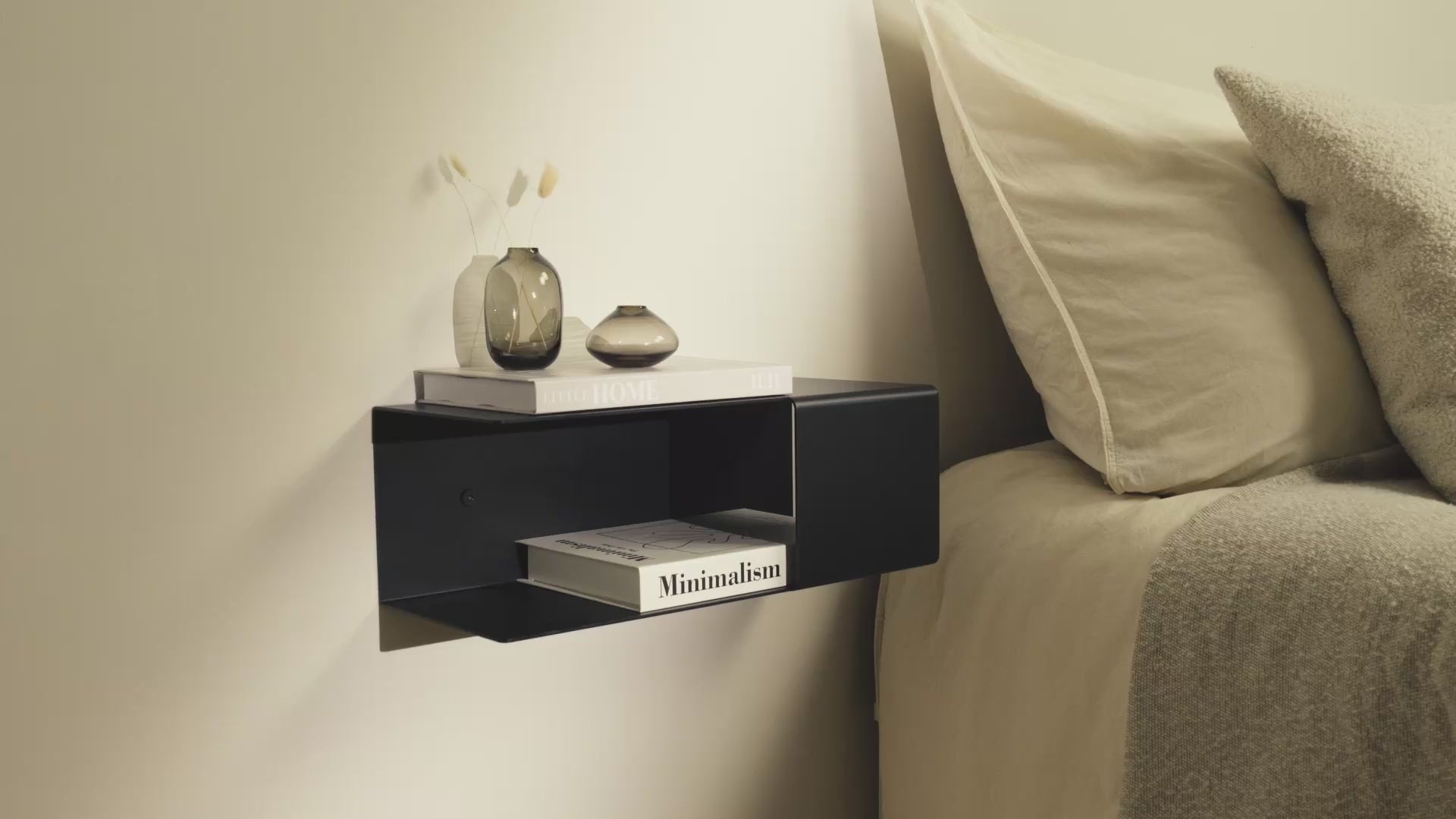 Designfabrik Hamburg minimalisitscher Nachttisch zur Wandmontage aus hochwertigem, robustem Metall
