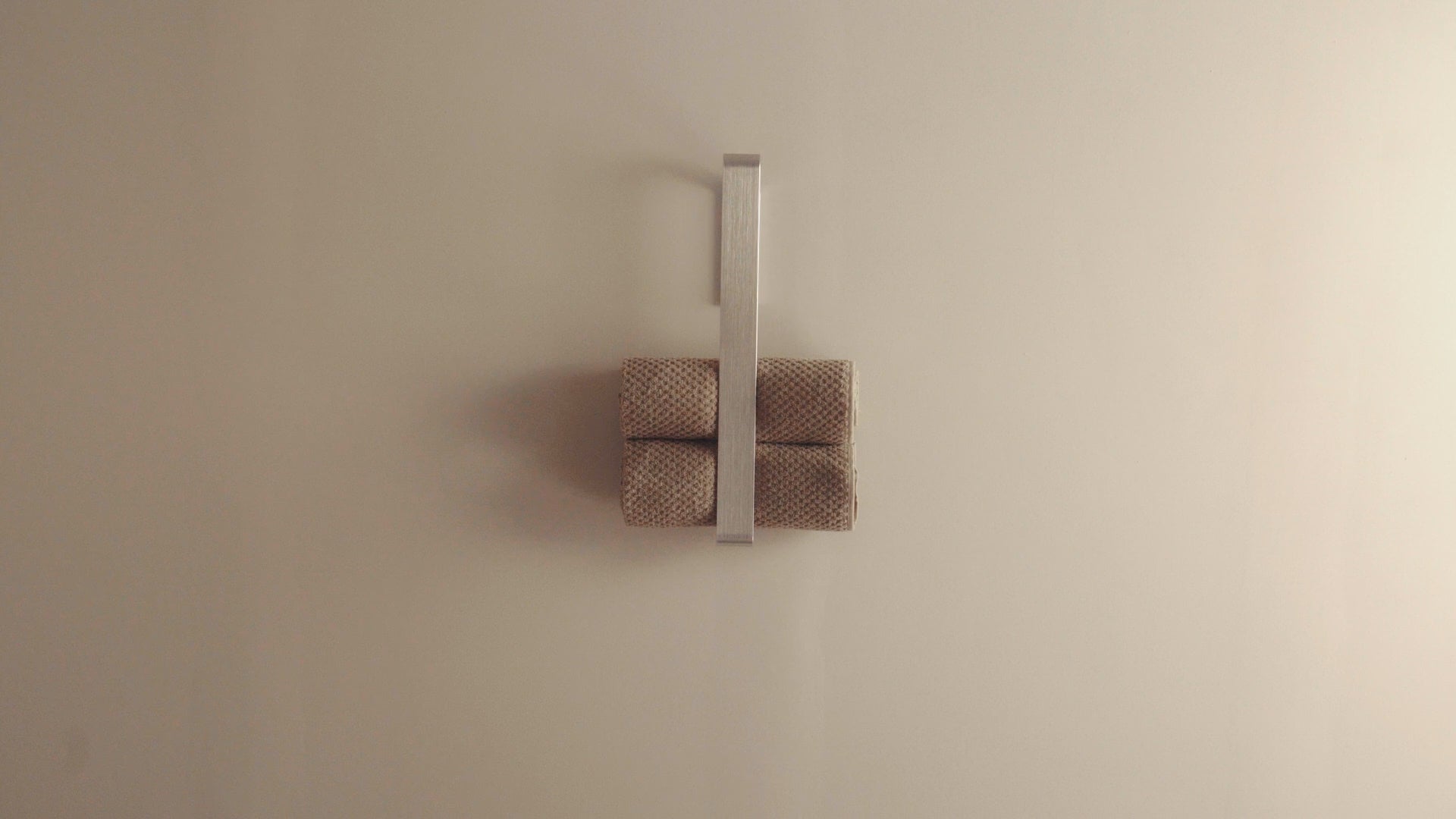 Designfabrik Hamburg Vertikaler Handtuchhalter für Gästehandtücher ohne Bohren zum Kleben an der Wand