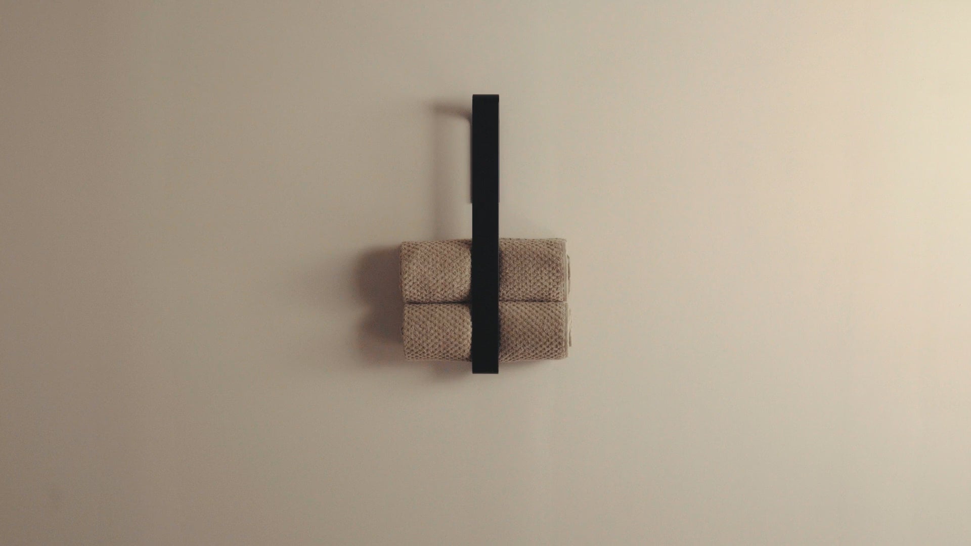 Designfabrik Hamburg Vertikaler Handtuchhalter für Gästehandtücher ohne Bohren zum Kleben an der Wand